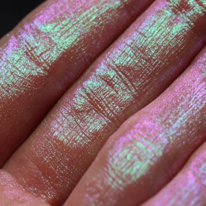 Pigment PK27 (alb translucid cu irizatii verde-roz) KAJOL Beauty highlighter multichrome, 1g - Img 2