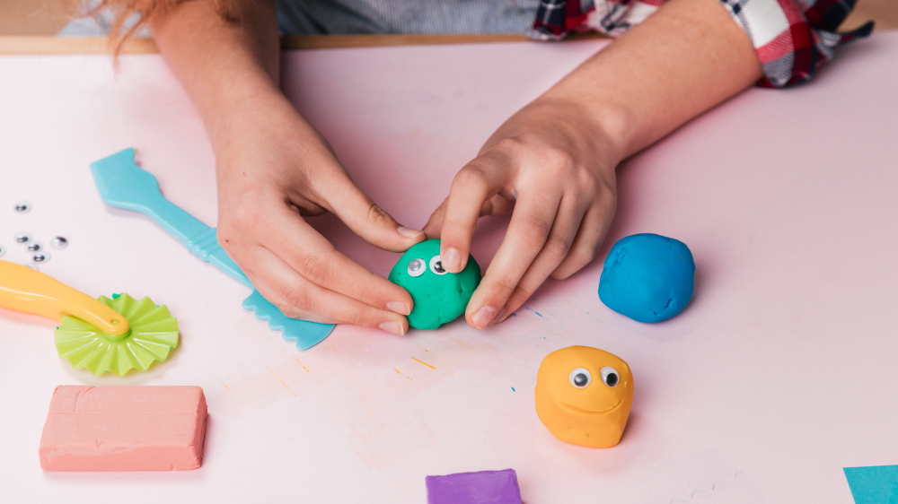 Vesela si colorata, de copii e modelata! - Cum sa creezi universuri intregi alaturi de copilul tau cu ajutorul Plastilinei?