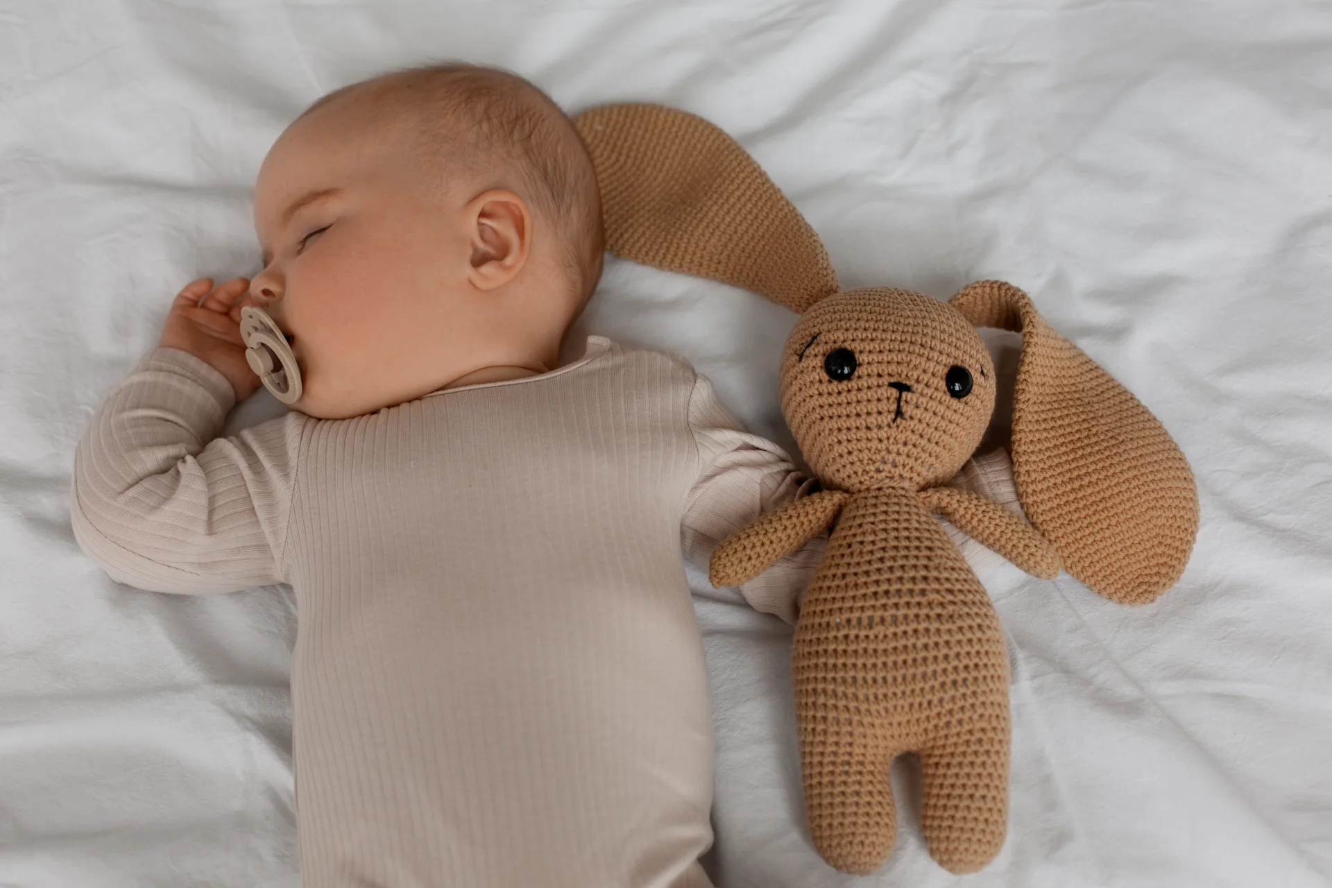 Sunete albe pentru bebe: recomandări pentru un somn liniștit