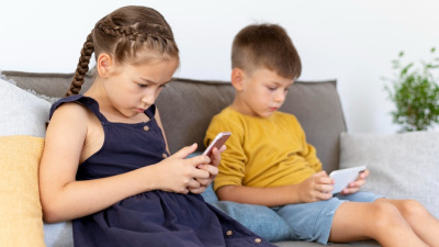 Iese scandal cand vrei sa-i iei telefonul din mana? Uite ce functioneaza