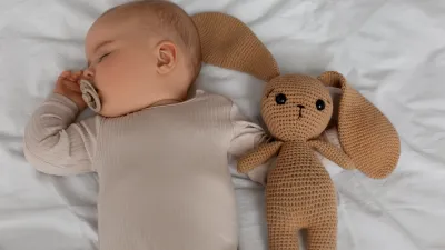 Sunete albe pentru bebe: recomandări pentru un somn liniștit