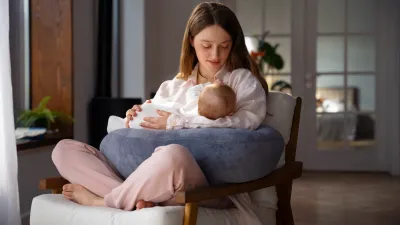 Pozitii de alaptare care stimuleaza productia de lapte matern