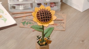 Set creativ DIY floare decorativa din lemn pentru asamblare si pictura, 88 piese - Floarea soarelui - Img 7