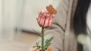 Set creativ DIY floare decorativa din lemn pentru asamblare si pictura, 121 piese - Trandafir roz - Img 6