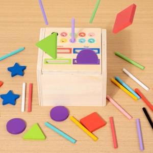 Joc educativ multifunctional 2 in 1 cutia permanentei cu forme si bete