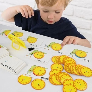 Joc educativ pentru invatarea ceasului cu carduri reutilizabile si ceas analog, 72 piese