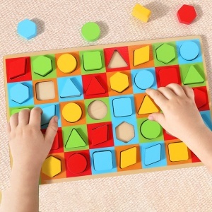 Tablita educativa cu 40 forme geometrice colorate din lemn