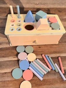 Joc educativ 3 in 1 cutia permanentei cu forme de sortat