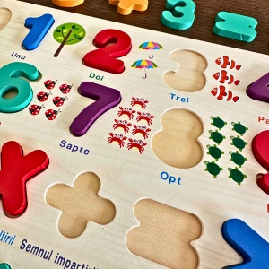 Puzzle in limba romana din lemn, Cifre si forme 