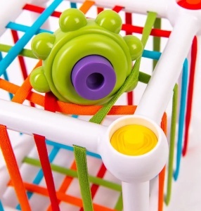 Cub senzorial bebelusi cu benzi elastice, circuit si forme de sortat - Sensory