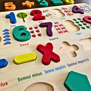 Puzzle in limba romana din lemn, Cifre si forme 