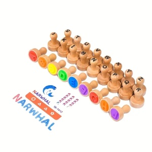 Set educativ cu 45 stampile din lemn si carduri - Alfabet, forme si cifre