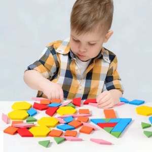 Joc de constructie Tangram din lemn cu 60 piese