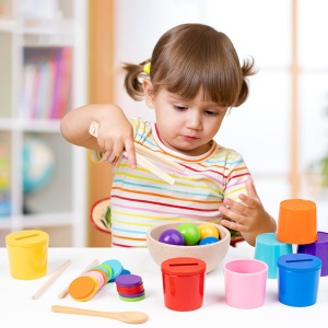 Joc Montessori din lemn pentru sortarea culorilor, cu 8 cupe, bile, jetoane si accesorii - Img 6