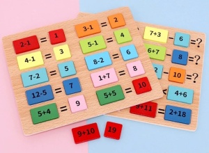 Joc educativ din lemn cu numere si calcule matematice simple, 110 piese