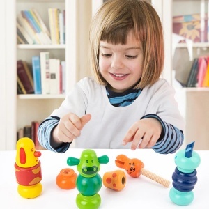 Jucarie motricitate cu 12 piese din lemn - Animalute cu surub
