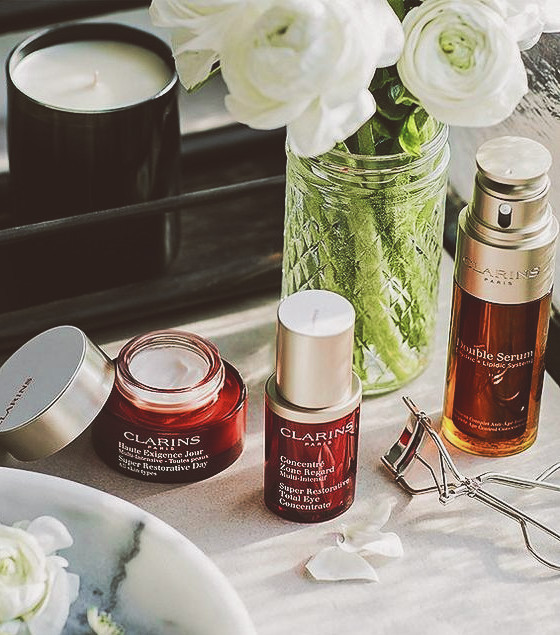 Produsele cosmetice Clarins iti infrumuseteaza tenul