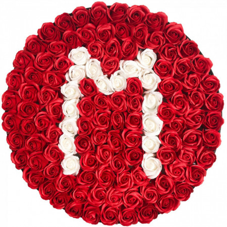 Aranjament floral personalizat cu litera M in cutie rotunda neagra cu 135 trandafiri de sapun