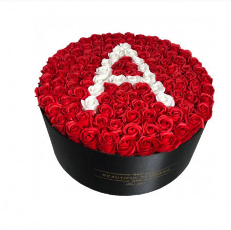 Aranjament floral personalizat cu litera A in cutie rotunda neagra cu 135 trandafiri de sapun