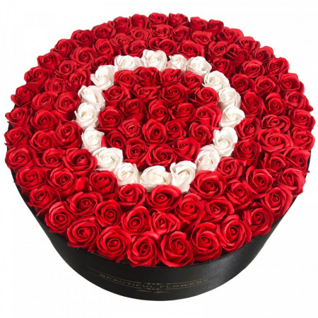 Aranjament floral personalizat cu litera O in cutie rotunda neagra cu 135 trandafiri de sapun