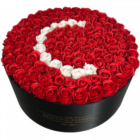Aranjament floral personalizat cu litera C in cutie rotunda neagra cu 135 trandafiri de sapun