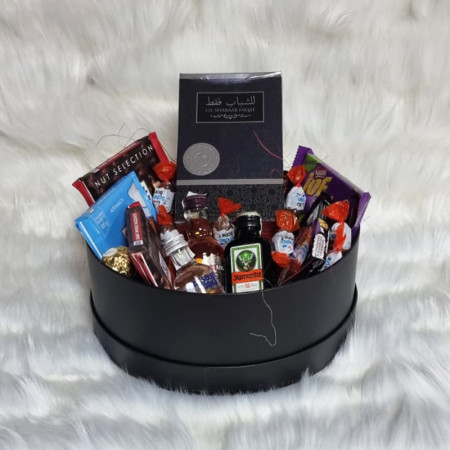 Pachet cadou barbati cutie neagra eleganta cu parfum Ard Al Zaafaran Lil Shabaab Faqat, selectie de bauturi in miniatura, dulciuri