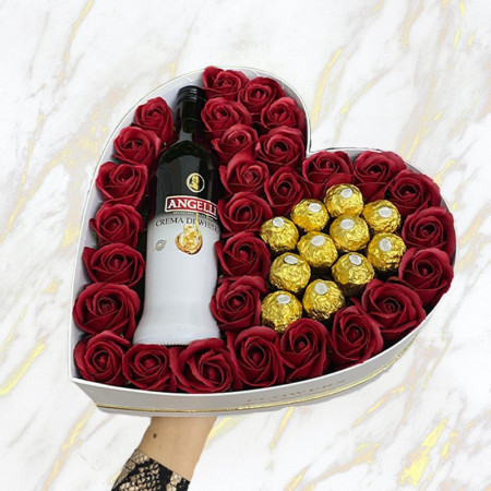 Cadou cutie inima alba cu trandafiri de sapun, Angelli si praline Ferrero Rocher, rosu