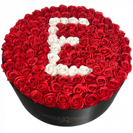 Aranjament floral personalizat cu litera E in cutie rotunda neagra cu 135 trandafiri de sapun