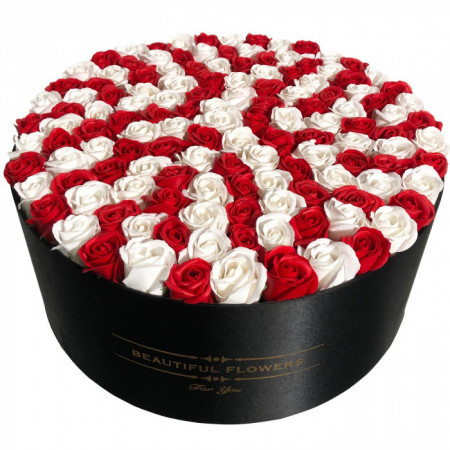 Aranjament floral cutie rotunda neagra cu 125 trandafiri de sapun