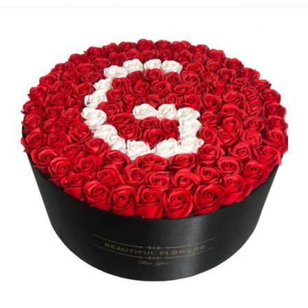 Aranjament floral personalizat cu litera G in cutie rotunda neagra cu 135 trandafiri de sapun