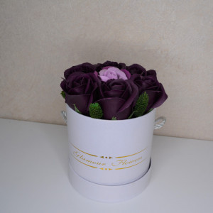 Aranjament floral Glamour Flower cutie rotunda cu 7 trandafiri sapun - Img 1