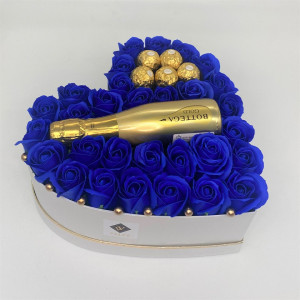 Aranjament floral Opulence, cutie inima cu trandafiri de sapun albastri si Prosecco Bottega Gold si praline Ferrero Rocher