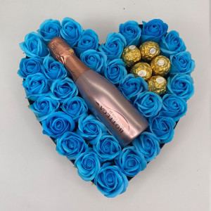 Aranjament floral Opulence, cutie inima cu 35 trandafiri de sapun bleu si Prosecco Bottega Gold si praline Ferrero Rocher