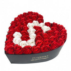Aranjament floral personalizat cu litera cutie inima neagra cu 49 trandafiri de sapun