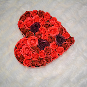 Aranjament floral Red Passion cutie inima cu 45 trandafiri sapun - Img 4