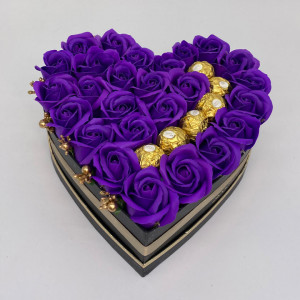 Aranjament floral Serenity Red, cutie inima cu trandafiri de sapun si 6 bomboane Ferrero Rocher
