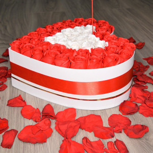 Aranjament floral Tresor Roses cutie inima cu 51 trandafiri sapun - Img 3