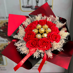 Buchet cadou Delice, cu pancarta si text "La Multi Ani, Elena!", 7 praline Ferrero, 9 trandafiri de sapun și broom natural criogenat