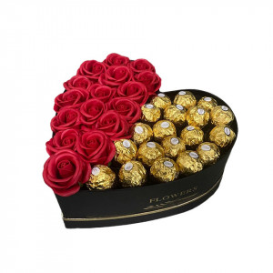 Cadou pentru femei cutie inima neagra cu trandafiri de sapun si 19 praline Ferrero Rocher