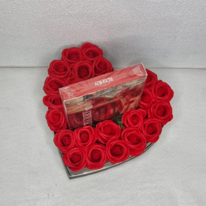 Cadou Red Heart Cutie cu trandafiri rosii din sapun si praline de ciocolata Roshen Cherry cu lichior de cirese - Img 3