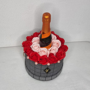 Cadou Story Gift Aranjament floral in cutie rotunda silver cu trandafiri de sapun si Prosecco - Img 2