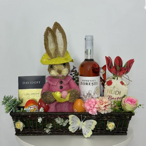 Cafea Davidoff 250 gr, praline Heidi si Kinder Bueno, oua Kinder Joy, iepuras decorativ 31cm si alte decoratiuni florale