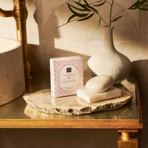 Sampon Solid & Sapun Corp 2 in 1 cu Floare de Cires si Lapte de Orez – Rituals The Ritual of Sakura, 100 g