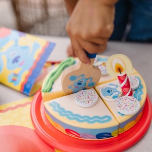 Set aniversar din lemn Melissa & Doug Blue’s Clues – tort de joaca cu 38 de piese