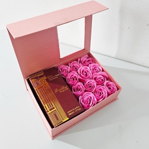 Set cadou Uniqift, Apa de Parfum Barakkat Rouge 540, Fragrance World, Unisex, 50 ml si Cutie cu trandafiri