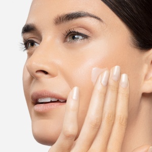 Set Dermalogica, Ser Smart Response pentru Netezire, Fermitate si Hidratare, 30 ml + Crema Hidratanta Dynamic Skin cu SPF 50, 7 ml + Piatra Gua Sha pentru Masaj Facial si Lifting