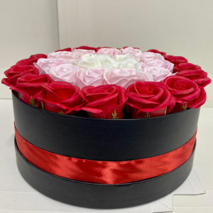 Aranjament floral cu 31 trandafiri sapun in cutie rotunda neagra, rosu roz