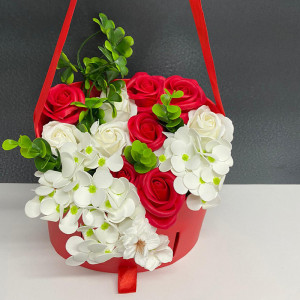 Aranjament floral cu trandafiri si orhidee de sapun in cosulet cu sertar - Img 2