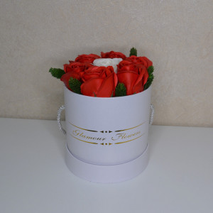 Aranjament floral Glamour Flower cutie rotunda cu 7 trandafiri sapun - Img 7