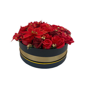Aranjament floral in cutie neagra rotunda cu craciunite, hortensii si trandafiri de sapun, rosu